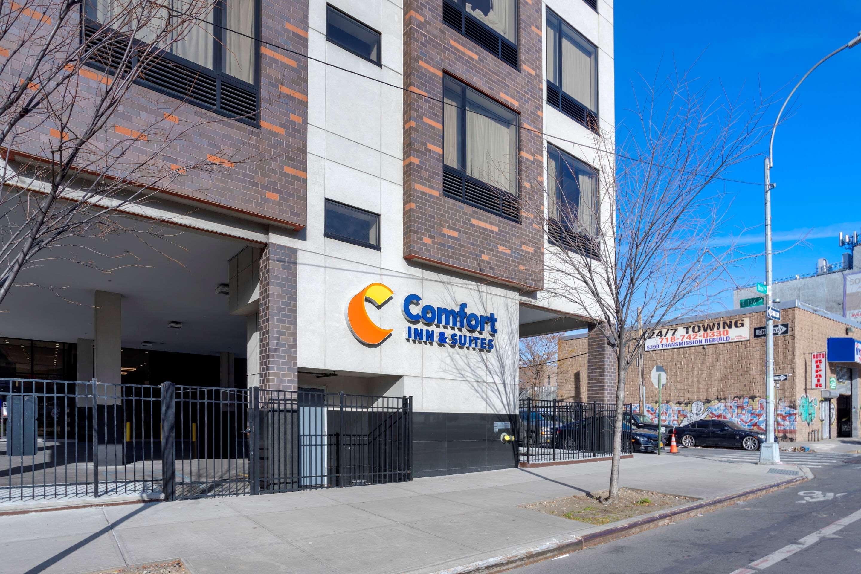 Comfort Inn & Suites Near Stadium New York Exterior photo